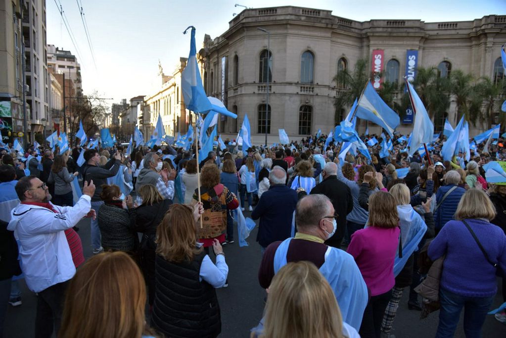 Un grupo de personas se convocó en el Patio Olmos para protestar contra el gobierno.