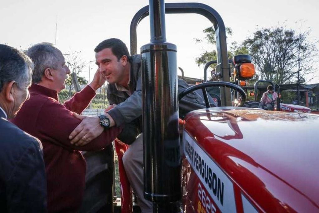 Los rectores de los IEA de Garupá, San Javier y Delicia recibieron los nuevos tractores que los profesores y alumnos usarán en las prácticas. (Misiones Online)