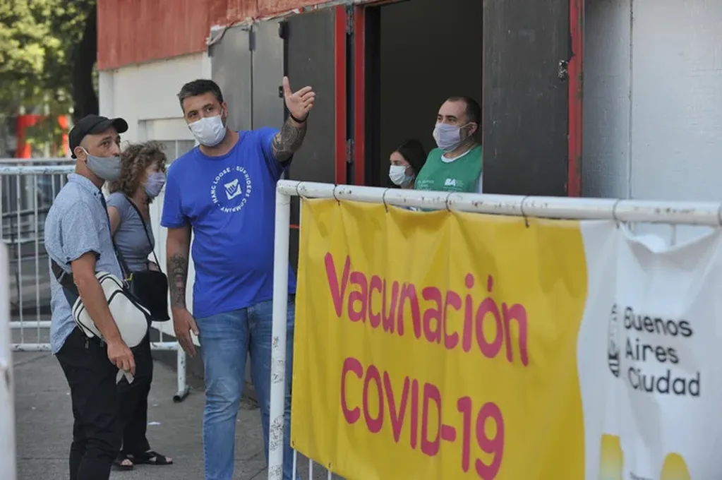 Vacunación en el estadio de River. (Foto: Clarín)