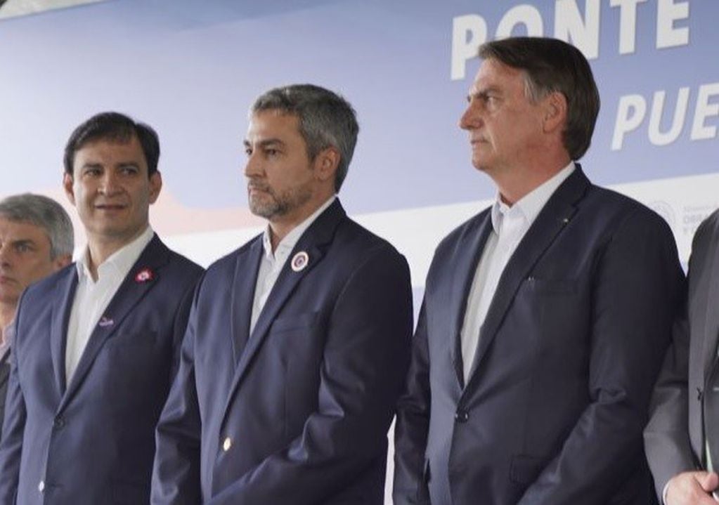 Mario Abdo Benítez y Jair Bolsonaro durante el acto de colocación de la piedra fundamental del nuevo puente internacional sobre el Paraná. (portal)