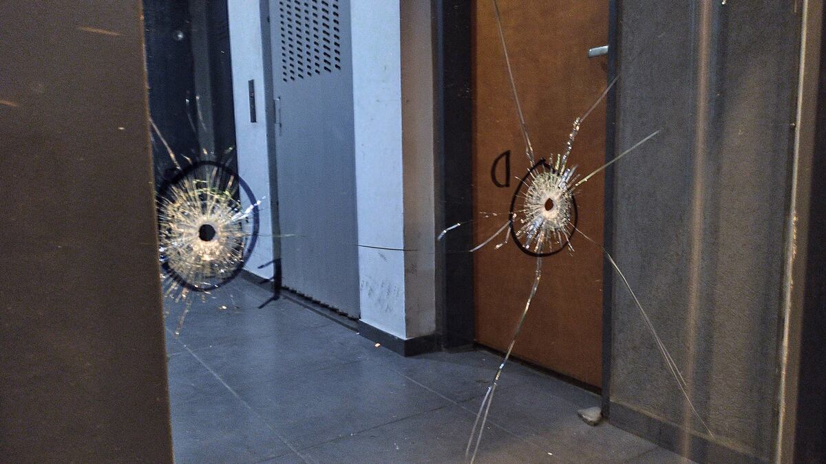 Los proyectiles perforaron el cristal de la puerta principal sobre Castellanos al 1500.