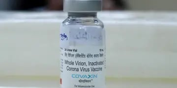 Un vial de la vacuna Covaxin de Bharat Biotech Ltd. para el coronavirus