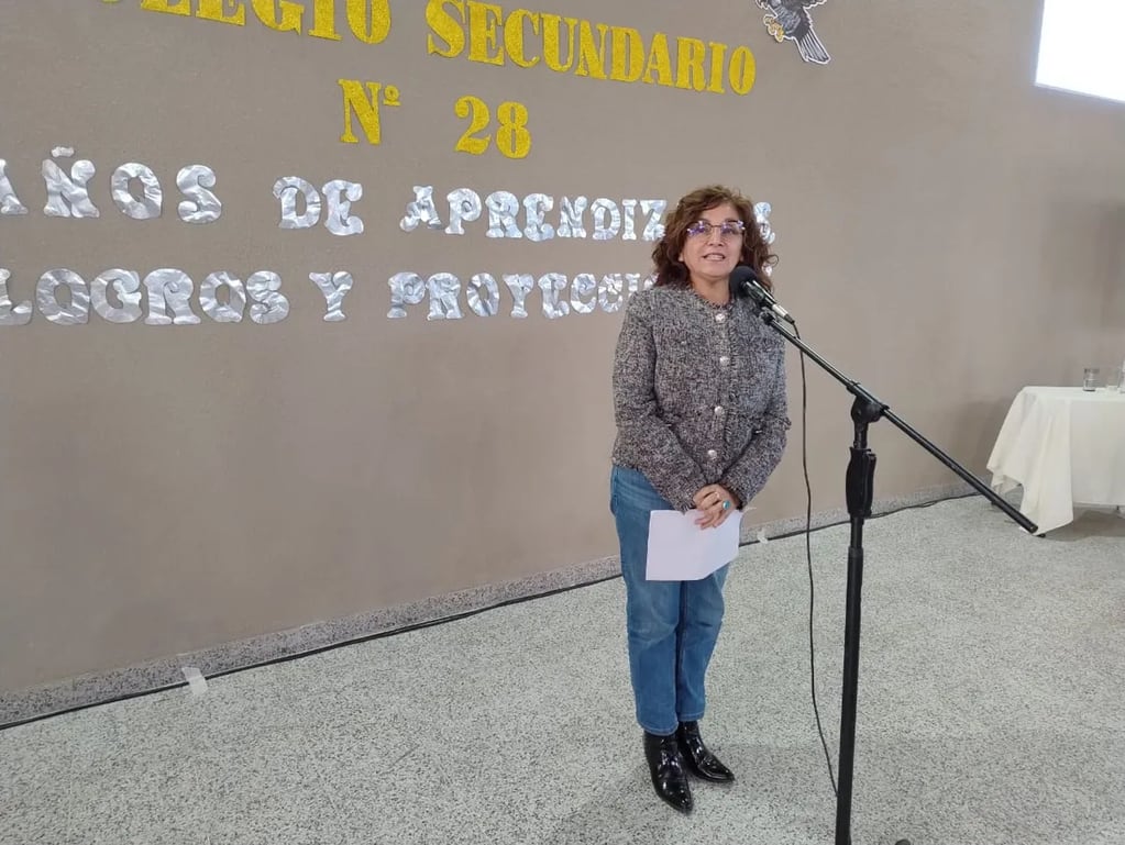 "La educación es prioridad en cada lugar de la provincia", aseguró la ministra Serrano al hacer uso de la palabra en Tres Cruces.