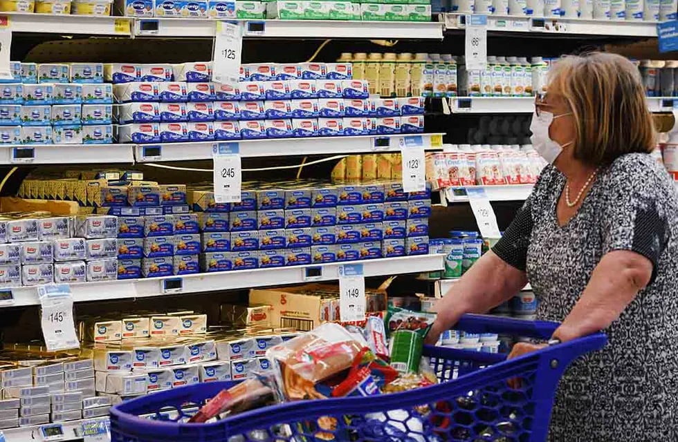 Mercadería en las góndolas de los supermercados y precios cuidados. (Foto: José Gutierrez)