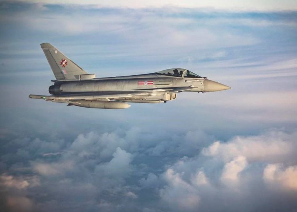 Militarización en Malvinas. Avión Eurofighter Typhoon en vuelo. Tiene capacidad de ataque a largo alcance con reabastecimiento en vuelo.