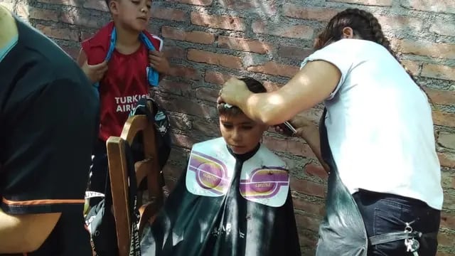 Peluqueros solidarios ayudarán a un niño de 4 años con cáncer