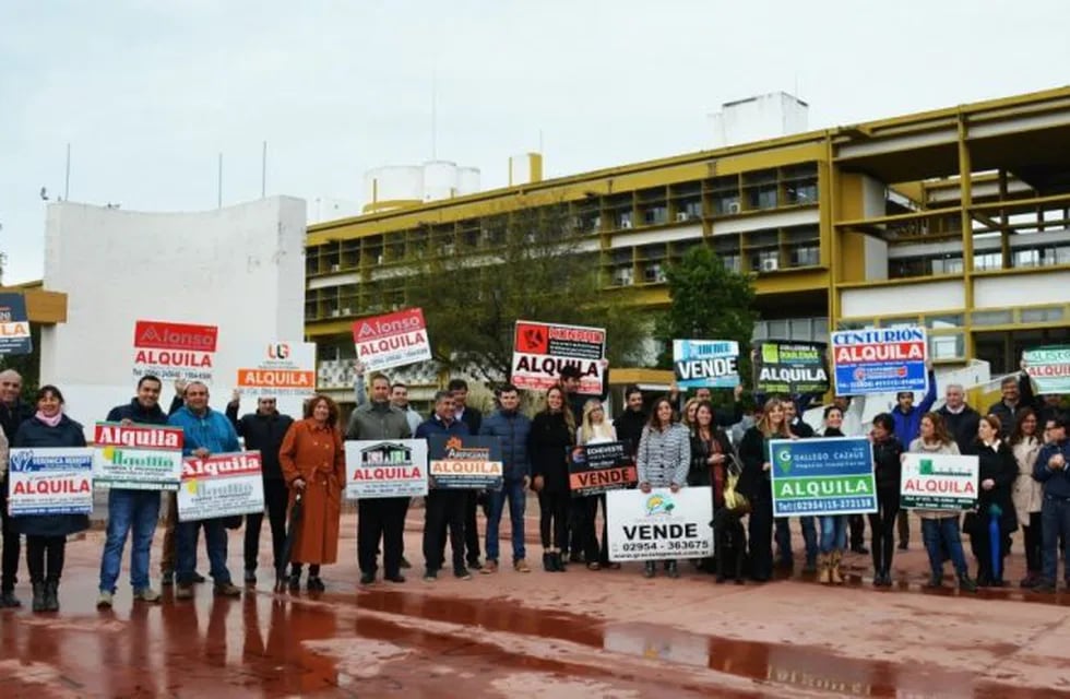 Inmobiliarias se manifestaron en el Centro Cívico (Onda Cero)