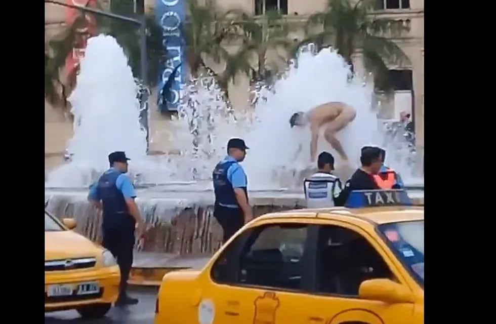 Se bañaba desnudo en la fuente del Patio Olmos y fue detenido por la Policía.