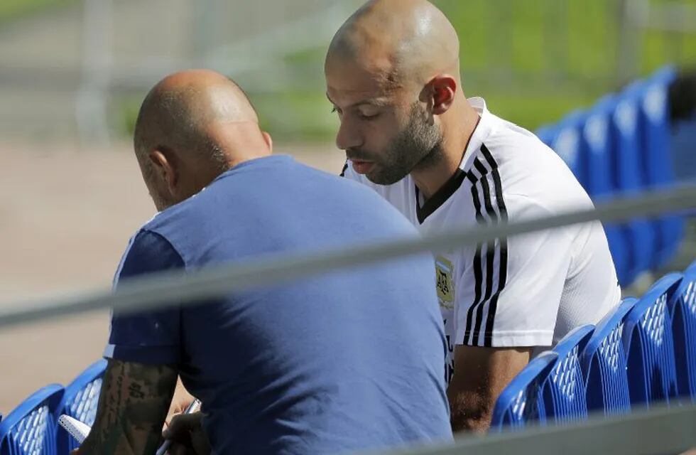 Javier Mascherano dialoga con Jorge Sampaoli en Bronnitsy, pueblo donde se encuentra la concentración de la Selección Argentina en Rusia, antes de enfrentar a Nigeria. EFE/Lavandeira jr