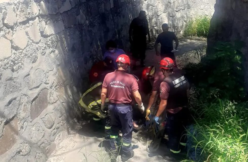 Rescatan a dos abuelas que cayeron en un canal pluvial en el centro de Salta.