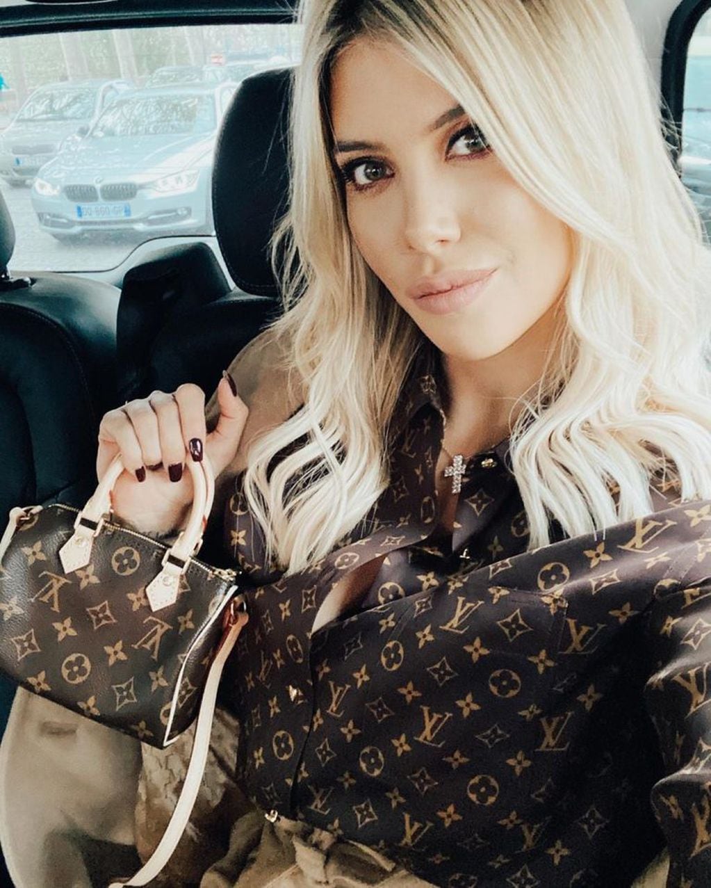 Wanda Nara fue a Louis Vuitton y le costó decidirse por una