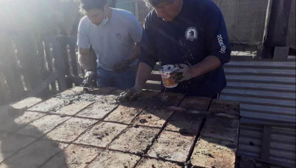 Un docente salteño construyó siete hornos de barro para los sectores más vulnerables (El Tribuno)