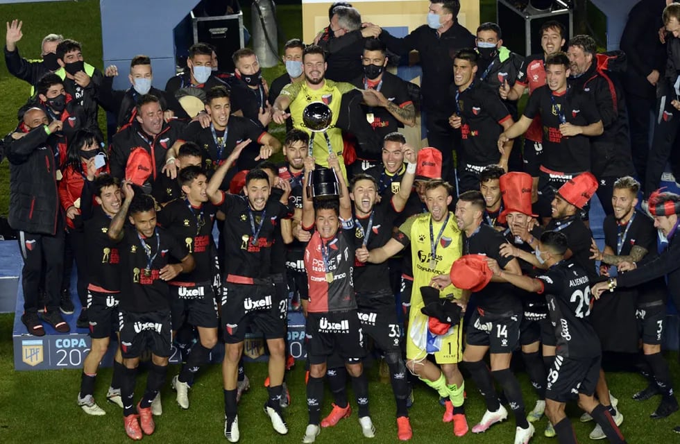 Colón de Santa Fe festejando la obtención de la Copa de la Liga Profesional de Fútbol.