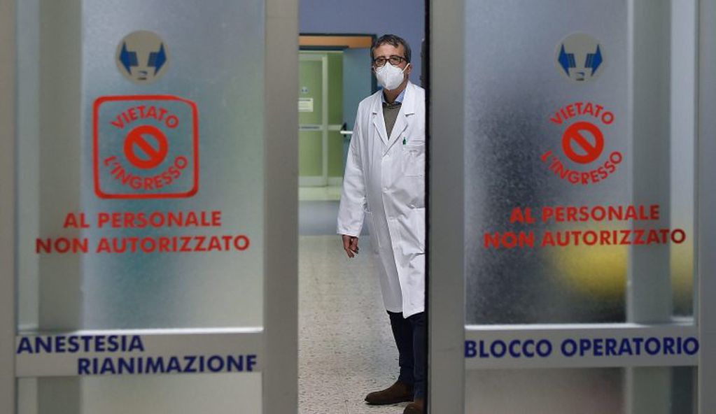 Un médico en la unidad de terapia intensiva en un hospital de Turín. (Foto: EFE/EPA/Alessandro Di Marco)