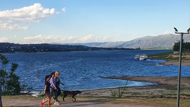 A la vera del lago San Roque en Carlos Paz, una de los primeras tardes de este verano 2020.