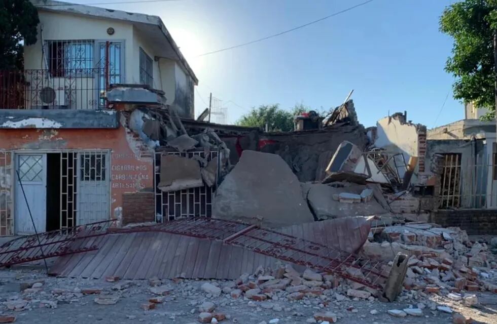 "Me quedé sin nada", dice la dueña de la casa derrumbada en Villa el Libertador (foto, Cba24n.com.ar).