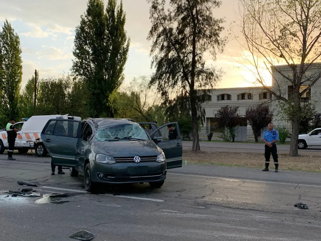 Así quedó el auto robado que volcó en Azcuénaga y Acceso Sur, Mendoza.