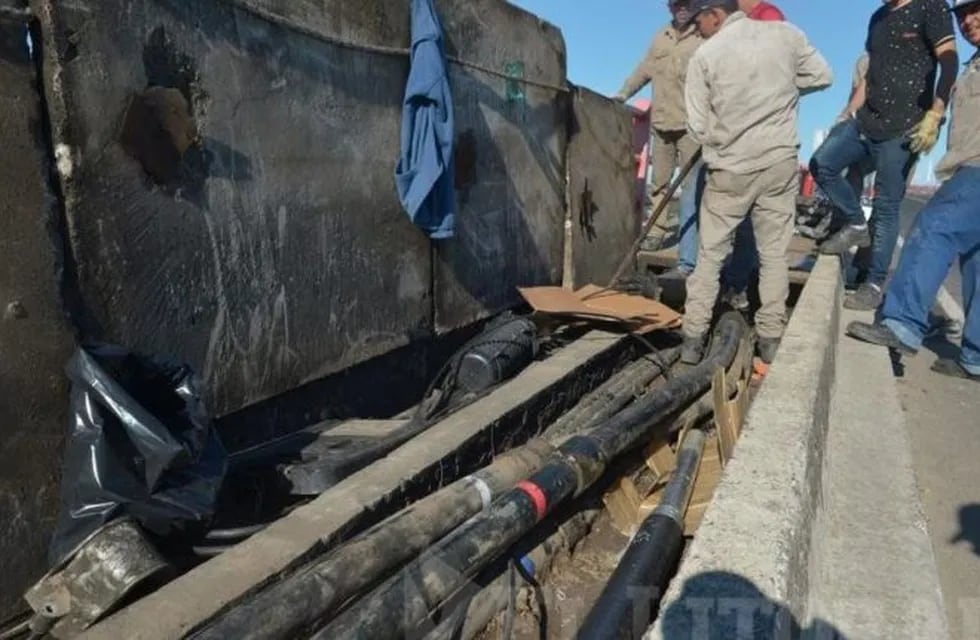 Siguen los trabajos de reparación en el cableado del Puente Belgrano. (Foto: El Litoral)