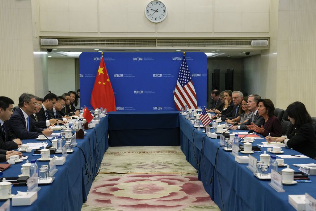 La secretaria de Comercio de Estados Unidos Gina Raimondo, segunda de derecha a izquierda, habla durante una reunión con su homologo chino Wang Wentao, segundo de izquierda a derecha, en el ministerio de Comercio, el lunes 28 de agosto de 2023, en Beijing. (AP Foto/Andy Wong, Pool)