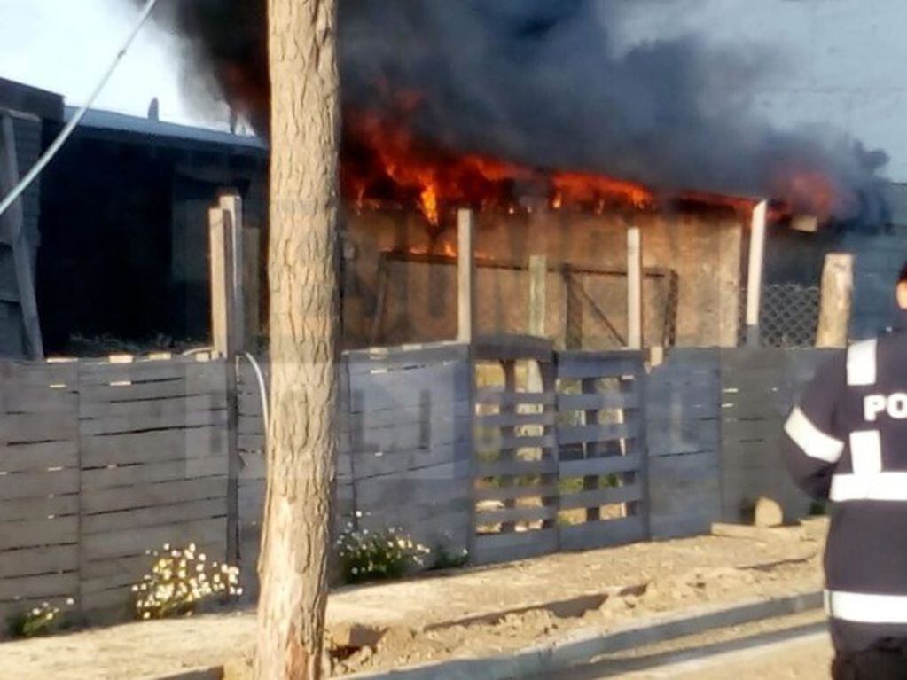 Se incendió una vivienda en el barrio 10 de Noviembre. (Foto: Resumen Polcial)