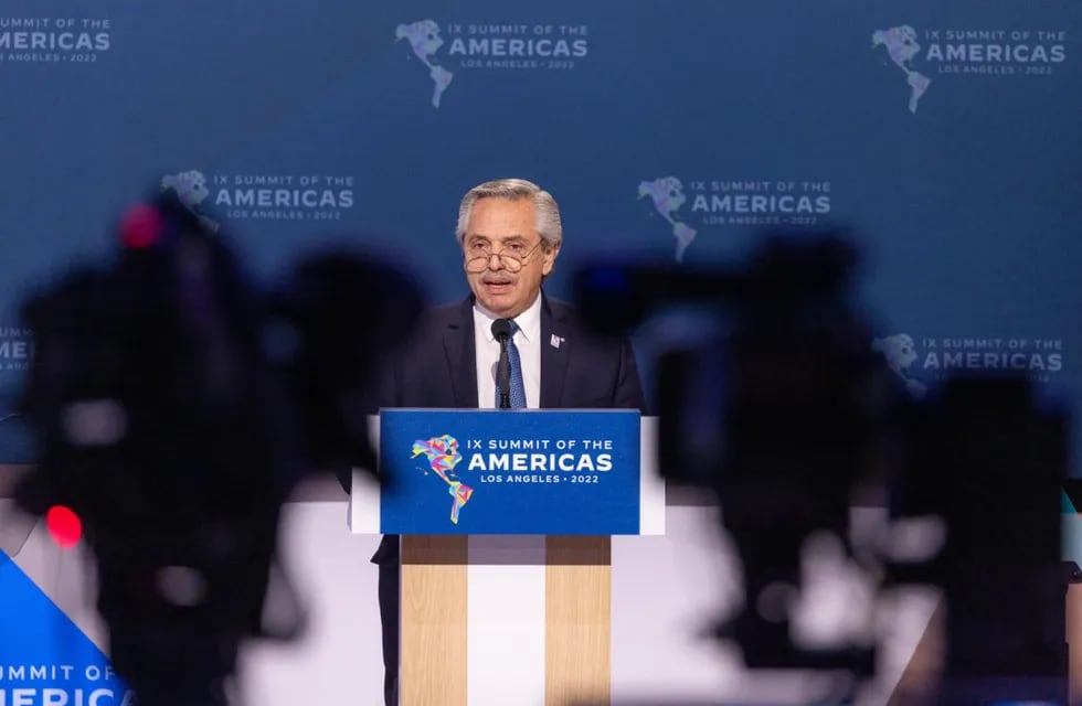 Alberto Fernández dialogó con la prensa en el contexto de la Cumbre de las Américas. Foto: Presidencia.