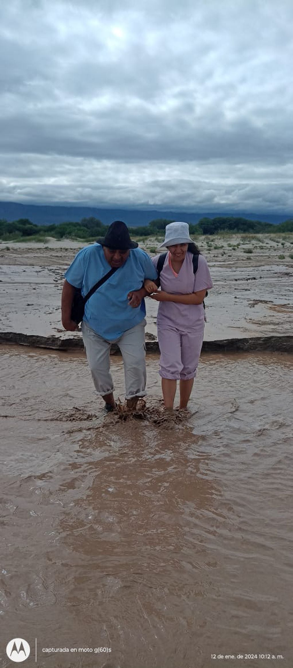 Los agentes sanitarios cruzando la parte mas accesible del río Las Calaveras.