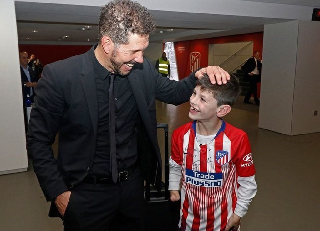 La felicidad de "Manu" al compartir unos minutos con Diego Simeone. (Fotos: Alberto Molina / Prensa Atlético de Madrid)