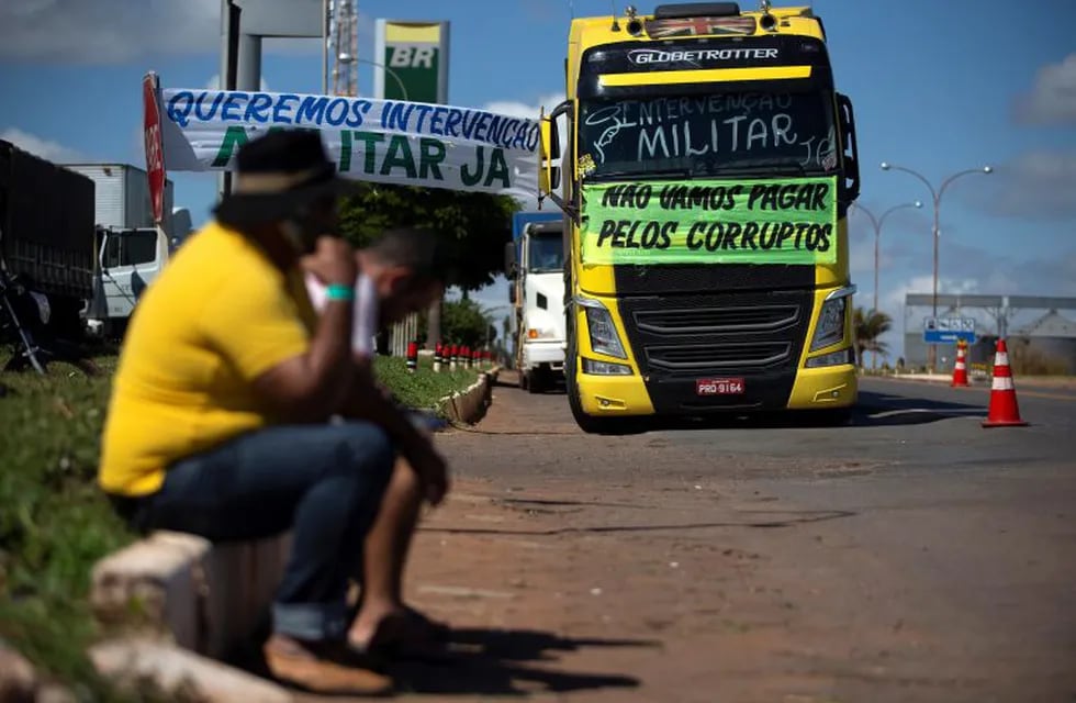 Los camioneros continúan con el paro que ya afecta la actividad de Brasil.