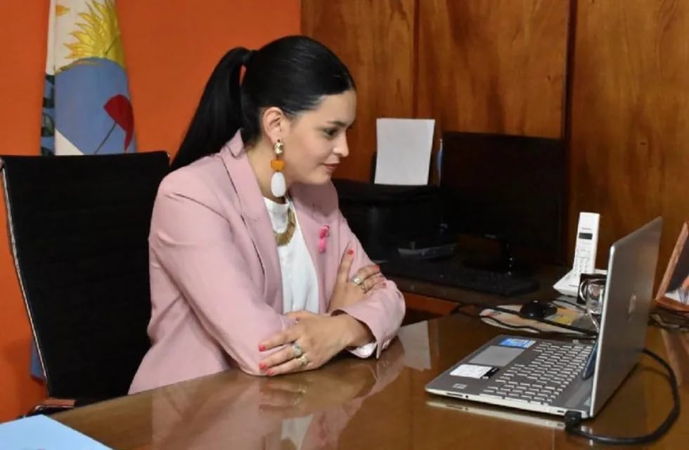 Flor Destéfanis, intendenta de Santa Rosa,  participó en el lanzamiento del programa Municipios De Pie.