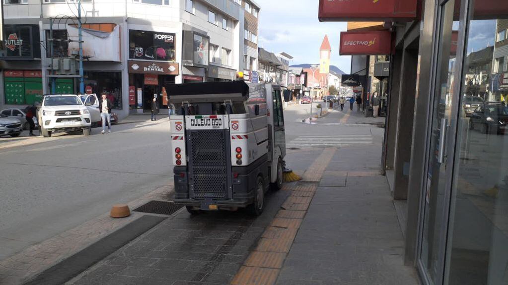 El área de servicios públicos, en conjunto con la Dirección de Tránsito y Agrotécnica Fueguina realizan tareas de limpieza en la ciudad