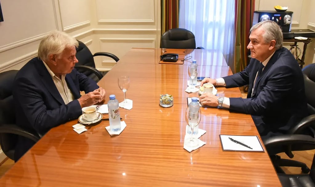 El expresidente español Felipe González y el gobernador Morales intercambiaron opiniones acerca de la situación política y social del país.