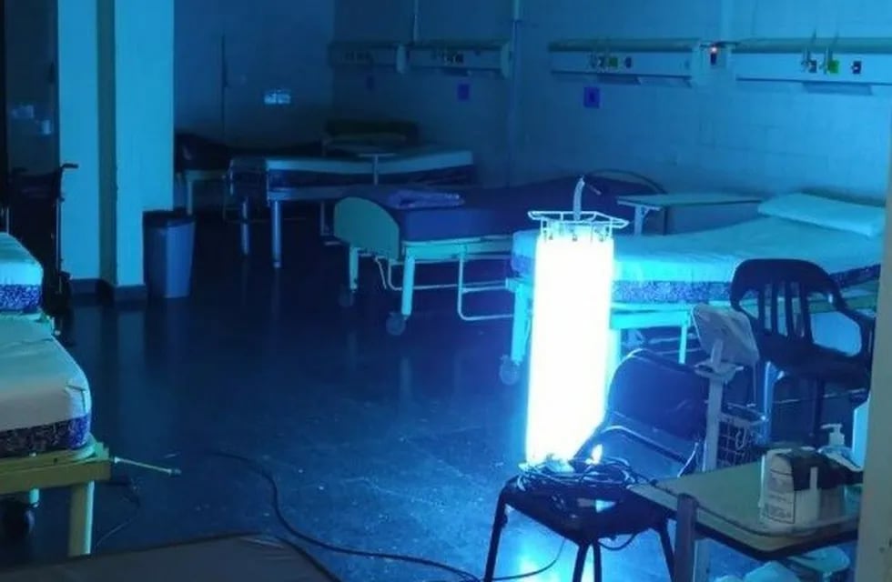 En Orán usan una lámpara ultravioleta para descontaminar ambientes (Profesional FM)