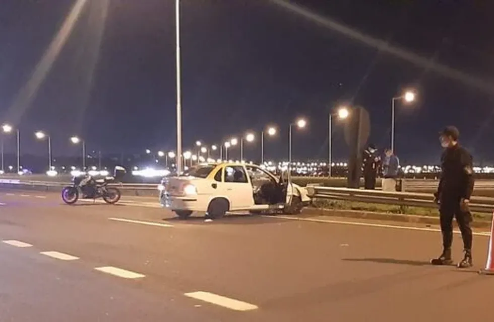Accidente en la Costanera de Posadas: un taxista despistó y chocó contra otro vehículo.