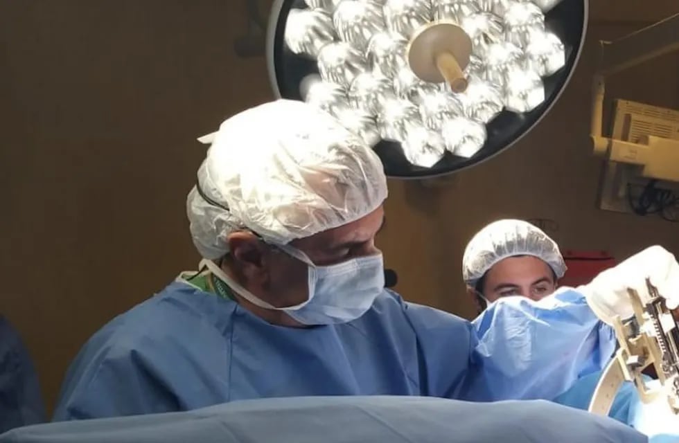 Epilepsia: el doctor Carlos Ciraolo realiza en el Italiano una cirugía pionera en América Latina (Foto: Clarín)