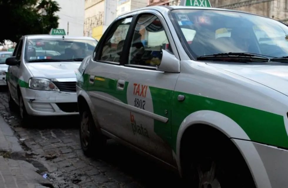 Los taxistas platenses podrían llevar publicidad en la luneta