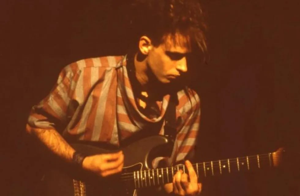 Cerati, en la presentación del primer disco de Soda Stereo en el Teatro Astros.\n22 de Junio de 1985.