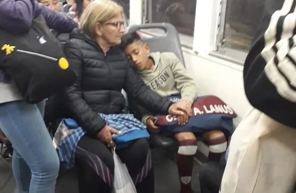 La historia detrás de la foto viral del nene que juega en Lanús y se quedó dormido en el tren. (Olé)