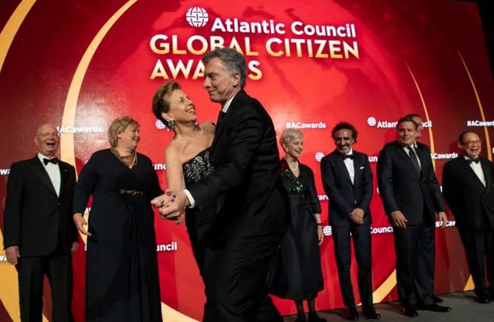 Macri sacó a bailar sobre el escenario a la vicedirectora ejecutiva del Atlantic Council, Adrienne Arscht.