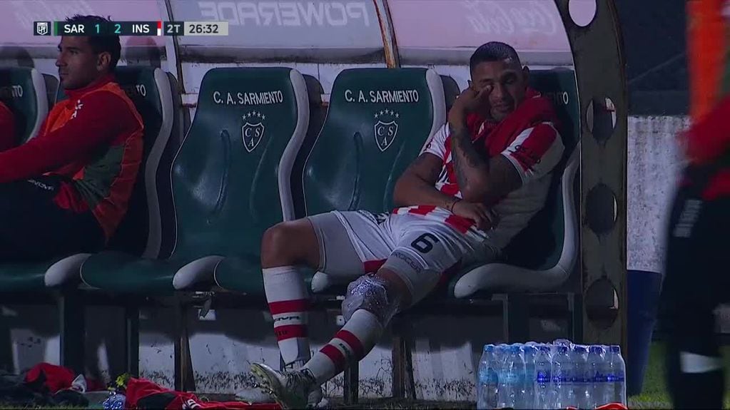 El gesto lo dice todo. Fernando Alarcón debió salir por una lesión en la rodilla izquierda. Preocupación en Instituto.
