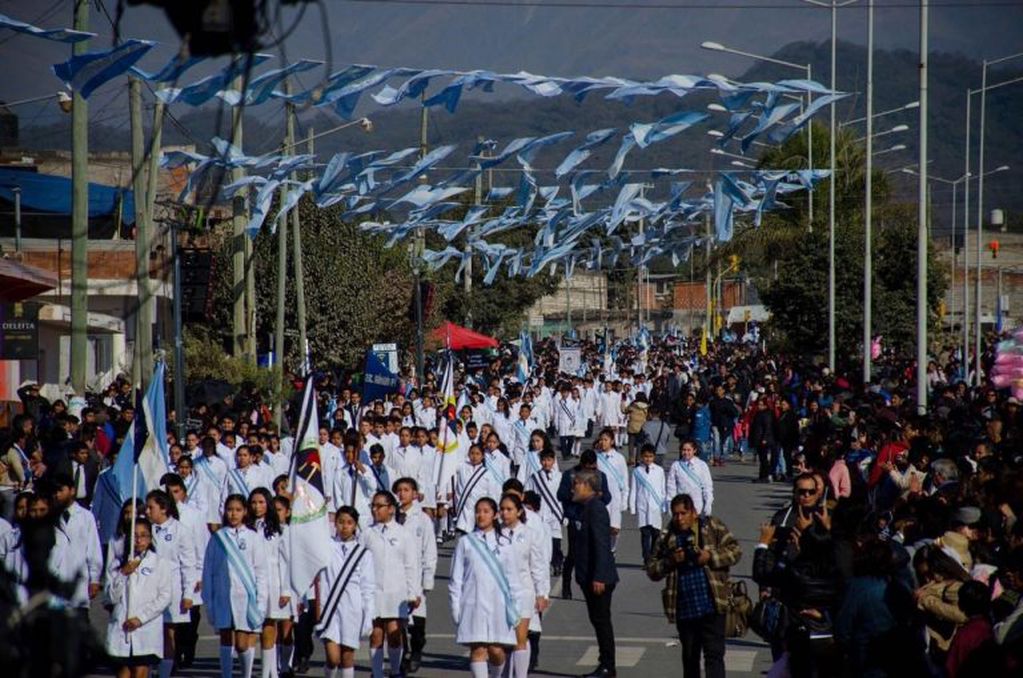 Delegaciones escolares de distintos puntos de la provincia desfilaron en el 207° aniversario del Éxodo Jujeño.