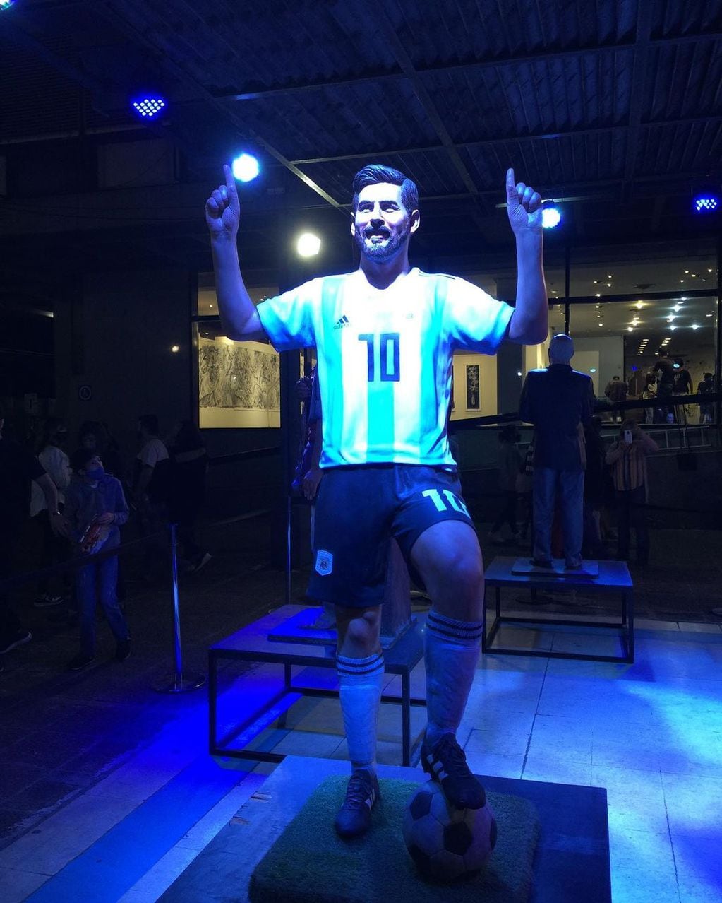 Una estatua de Lionel Messi se incluyó entre las presentaciones de galerías y artistas.