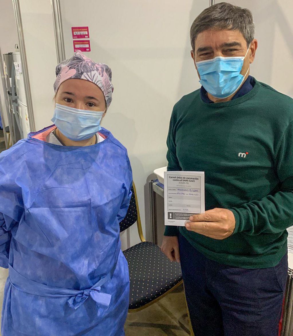 Fernán Quirós recibió la primera dosis de la vacuna contra el coronavirus