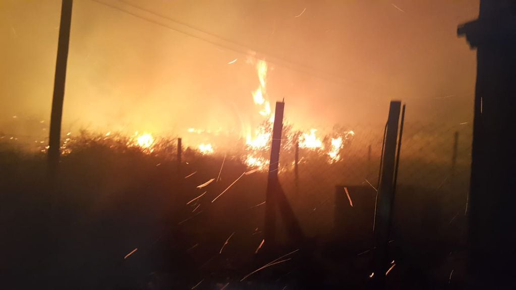 Incendios azotaron a El Challao: dos casas destruidas 