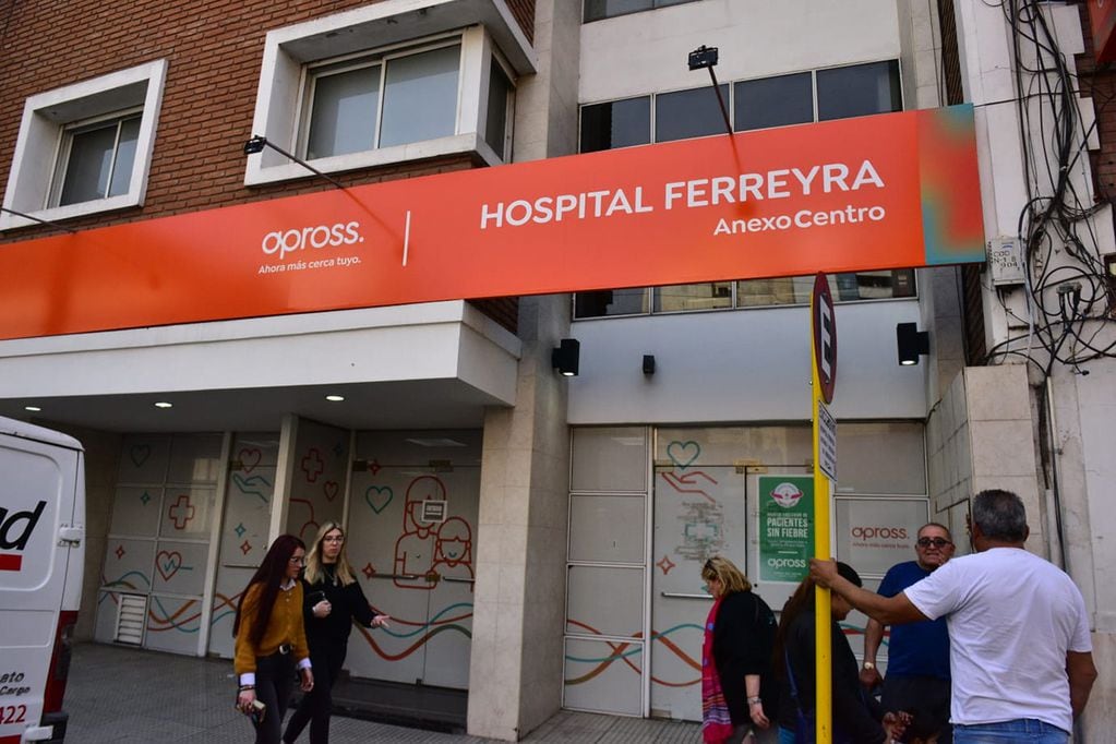 La mujer salía del Hospital Ferreyra para realizarse estudios en un laboratorio médico.