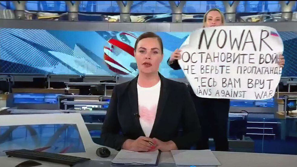 El momento en que la periodista rusa interrumpe la transmisión con un cartel contra la guerra.