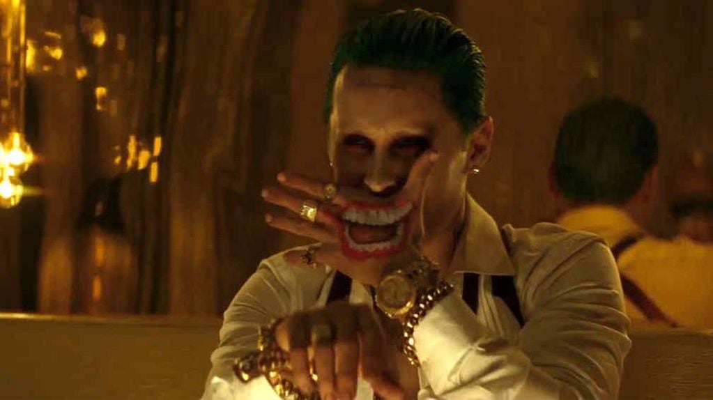 El look de Joker de Jared Leto es más fácil de replicar con ropa casual, lo más importante es el pelo verde y el maquillaje en la cara.