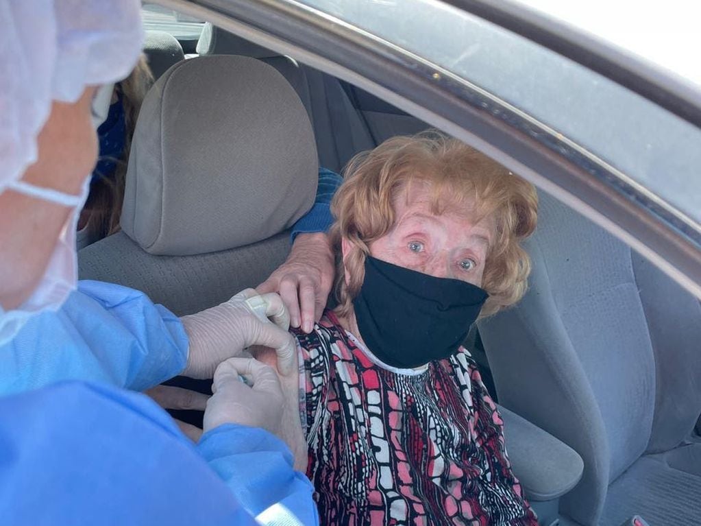 Una abuela mirando a la cámara en el momento en que le colocan la vacuna contra el Covid-19.