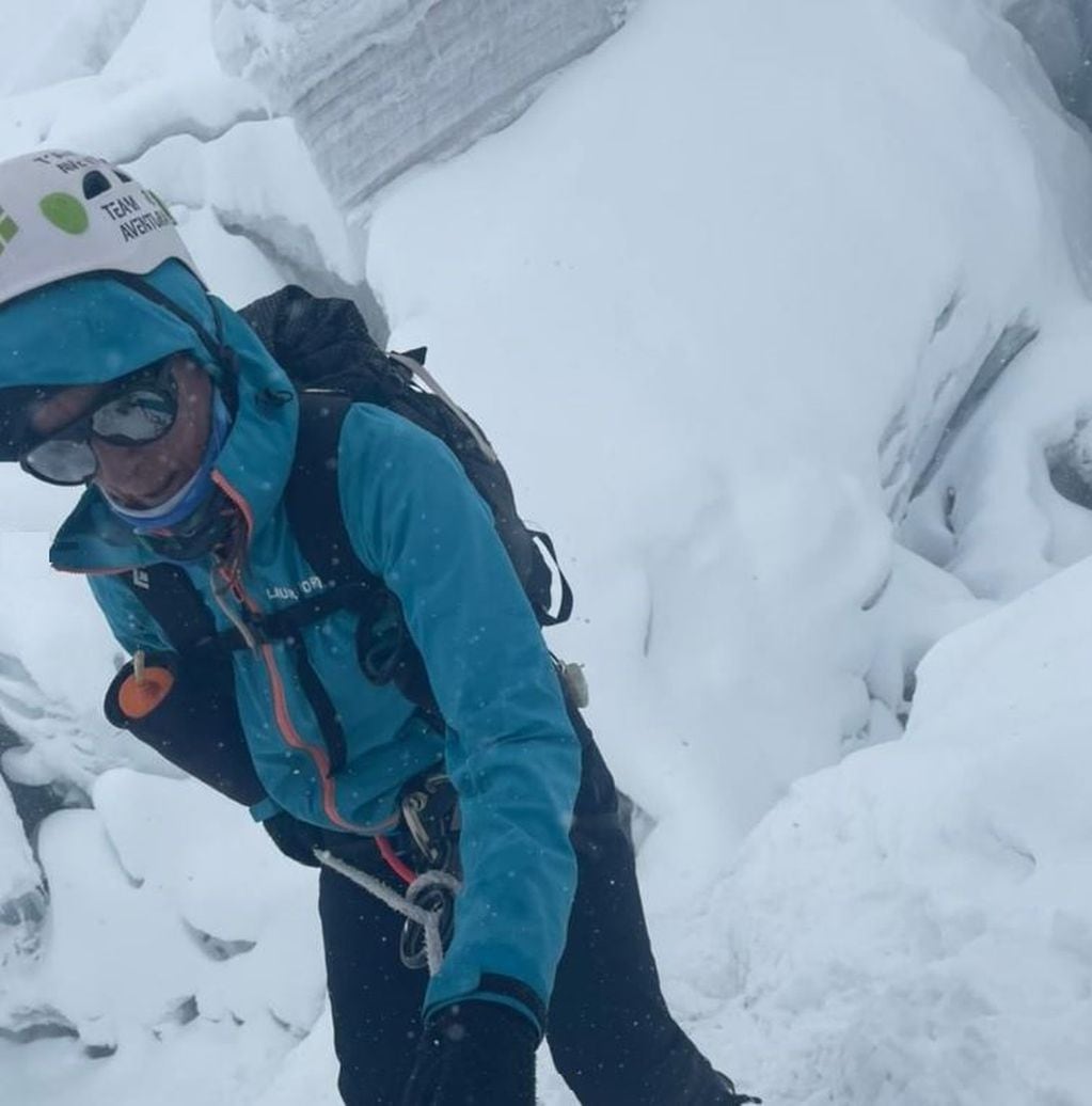 Laura Horta camino a la cima del Manaslu.