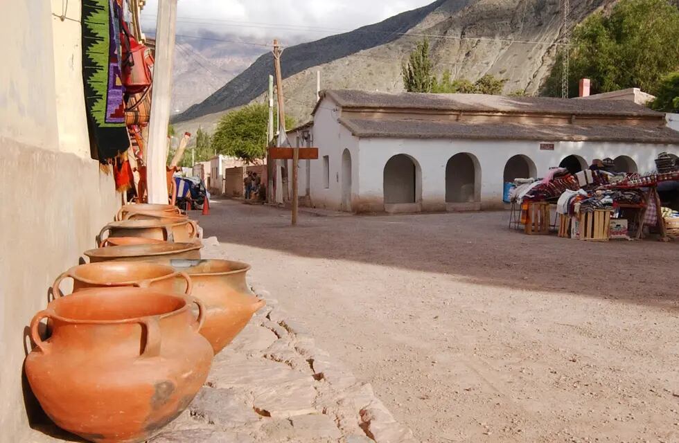 Purmamarca, el pueblo del famoso cerro Siete Colores, en Jujuy. Su pequeño Cabildo, infaltable en las fotos de los viajeros, será refuncionalizado y jerarquizado.