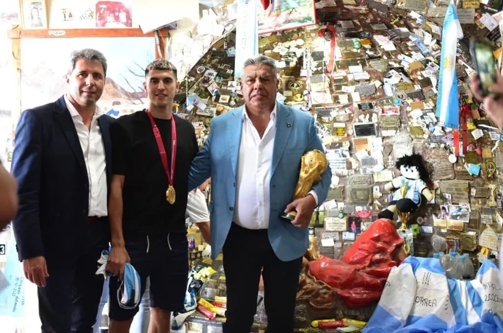 Chiqui Tapia ofrendó la Copa del Mundo a la Difunta Correa, como había prometido. Estuvo junto a Exequiel Palacios, campeón mundial, y el gobernador de San Juan, Sergio Uñac.